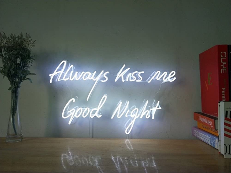 Always Kiss Me Good Night Neon Skilt