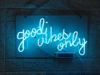 GOOD VIBES ONLY Neon Skilt