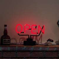 Open Red Desktop Neon Skilt